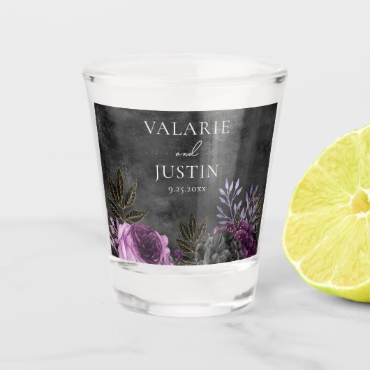 Gotische Hochzeit mit Lila und schwarzer Flora Schnapsglas (Vorderseite)