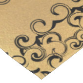 Gotische Hochzeit mit schwarzem Swirl Tischdecke (Schrägansicht)