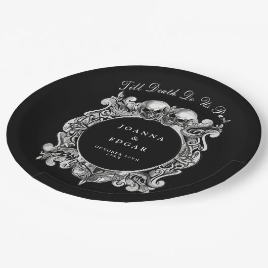 Gotische Hochzeit mit schwarzen und weißen Skullen Pappteller (Schrägansicht)