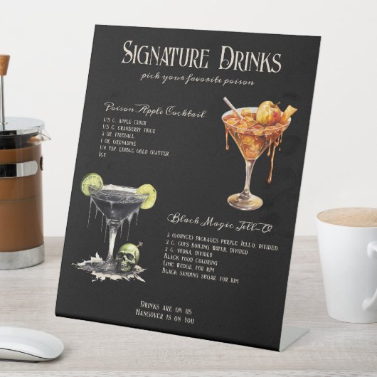Gotische Hochzeit Whimsigoth Signature Drinks unte Sockelschild (In Situ)