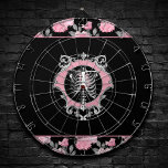 Gotische Liebe | Rosa und schwarze Skelette Herz B Dartscheibe<br><div class="desc">Gothicart Girly pink und schwarz 90er Jahre gotisch in einem nahtlosen Skelettkampfmuster mit menschlichem Herz, umgeben von weiblichen Rose, inspiriert am Halloween und Mexikanischen Tag der Toten (dia de los muertos). Das moderne Mischmediendesign verleiht dem Ganzen den perfekten Pop von Farbe und persönlichem Stil. Um Produkte oder Farben zu koordinieren,...</div>