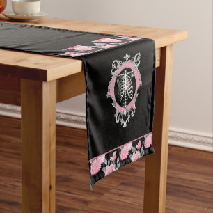 Gotische Liebe Rosa und schwarze Skelette Herz B Kurzer Tischläufer
