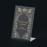 Gotische Raven-Gastgeschenk Hochzeit Sockelschild<br><div class="desc">Elegantes,  skurriles und gotisches Hochzeitsdesign perfekt für eine bezaubernde Waldfeier oder eine stimmungsvolle und dunkelgotische Affäre. Dieses Design zeichnet sich durch Ravens Set in einem Rahmen aus gedämpften aquamarin-blauen Dornen,  Beeren,  Grünpflanzen und Goldakzenten aus. Matching Items in unserem Shop für ein komplettes Party Thema.</div>