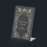 Gotische Raven-Gastgeschenk Hochzeit Sockelschild<br><div class="desc">Elegantes,  skurriles und gotisches Hochzeitsdesign perfekt für eine bezaubernde Waldfeier oder eine stimmungsvolle und dunkelgotische Affäre. Dieses Design zeichnet sich durch Ravens Set in einem Rahmen aus gedämpften aquamarin-blauen Dornen,  Beeren,  Grünpflanzen und Goldakzenten aus. Matching Items in unserem Shop für ein komplettes Party Thema.</div>