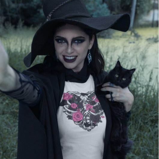 Gotische Rippenkäfige mit Rose und Fledermäusen de T-Shirt