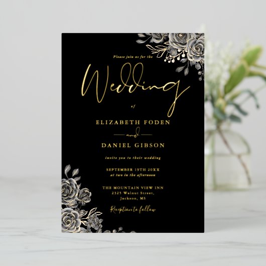 Gotische Rose florales Foto Hochzeit Schwarz und G Folieneinladung (Stehend vorne)