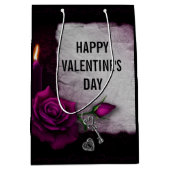 Gotische Rose, Kerze, Pergament und Schlösser Mittlere Geschenktüte (Vorderseite)