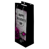 Gotische Rose, Pergament und Locket Valentine Geschenktüte Für Weinflaschen (Vorderseite Schrägansicht)