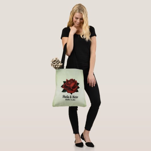 gotische Rote Rose und Datum Grün Tasche (Am Model)