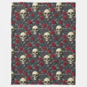 Gotische Schädel und rote Rosen auf dunklem Hinter Fleecedecke (Vorderseite)