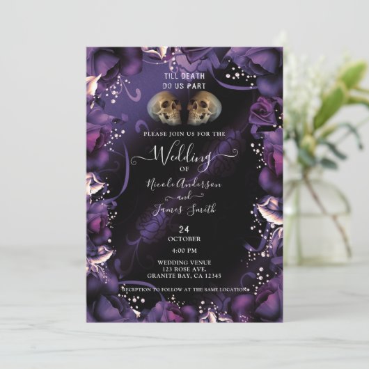 Gotische Skulls und Lila Rose Halloween Hochzeit Einladung (Stehend Vorderseite)