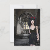 gotische Vampir schwarzes Kleid Mädchen Kirche (Vorderseite)