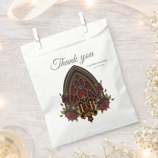 Gotischer Bogengang mit Skulls. Geschenktütchen (Ausgeschnitten)