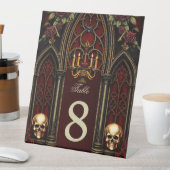 Gotischer Bogengang mit Skulls. Sockelschild (In Situ)