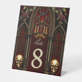 Gotischer Bogengang mit Skulls. Sockelschild (Vorderseite)