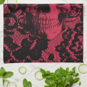 Gotischer Spitzeschädel im Rot und im Schwarzen Küchentuch (Gefaltet)