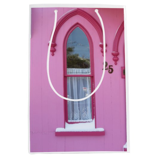 Gotisches Fenster und Schnee - Martha's Vineyard Mittlere Geschenktüte (Vorderseite)