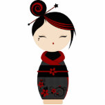 Gotisches Kokeshi Fotoskulptur Schlüsselanhänger<br><div class="desc">Dieses Kokeshi trägt einen Holzkohle Kimono mit Blumendruck.  Ihr Kimono hat Blumen und Wirbel mit dem roten Nähen.</div>