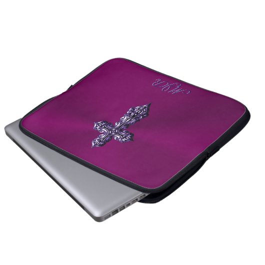 Gotisches Kreuz in Lila Form mit Monogramm Laptopschutzhülle (Vorne Knopf)