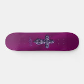 Gotisches Kreuz in Lila Form mit Monogramm Skateboard (Horizontal)