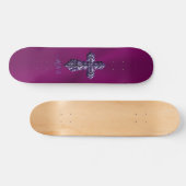 Gotisches Kreuz in Lila Form mit Monogramm Skateboard (Horizontal)