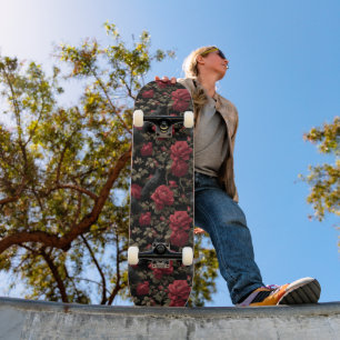 Gotisches Muster mit Rote Rosen und Krähen Skateboard
