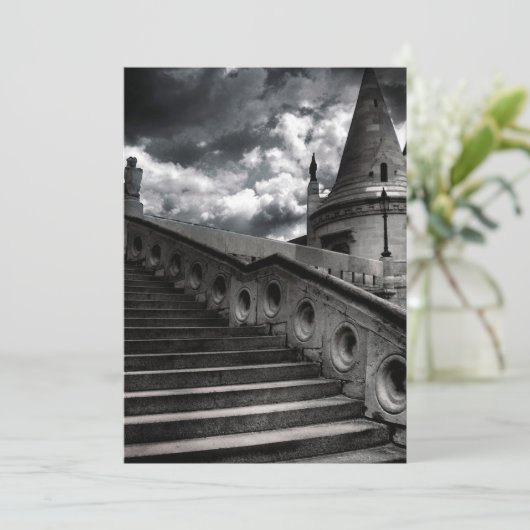 Gotisches Schloss-Schwarzweiss-Halloween-Party Einladung (Stehend Vorderseite)