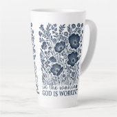 Gott arbeitet in Gewartet blauer Flora Christlich Milchtasse (Rechte Ecke)