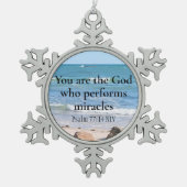 Gott, der Wunder vollbringt Ozean Blue Bible Verse Schneeflocken Zinn-Ornament (Vorderseite)