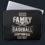 Gott Familie Baseball alles andere kann warten Laptopschutzhülle<br><div class="desc">Dieses einzigartige und coole Design mit der Botschaft "God Family Baseball" ist die perfekte inspirierende Botschaft,  um der Welt,  der Arbeit,  der Uni und jedem zu zeigen,  was Sie für die drei wichtigsten Werte halten,  die Sie haben. Perfekt als Geburtstag oder zurück in die Schule</div>