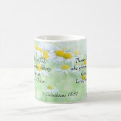 Gott gibt uns den Sieg. - 1 Korinther 15:57 Kaffeetasse (Mittel)