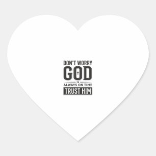 Gott ist immer pünktlich Christliches Typografie-D Herz-Aufkleber