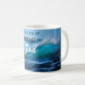 Gott ist in der Kontrollen-Ozean-Sturm-Tasse Kaffeetasse (VorderseiteRechts)