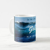 Gott ist in der Kontrollen-Ozean-Sturm-Tasse Kaffeetasse (Vorderseite Links)