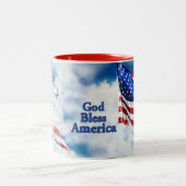 Gott segnen Amerika, Eagle u. Flagge im Himmel Zweifarbige Tasse (Mittel)