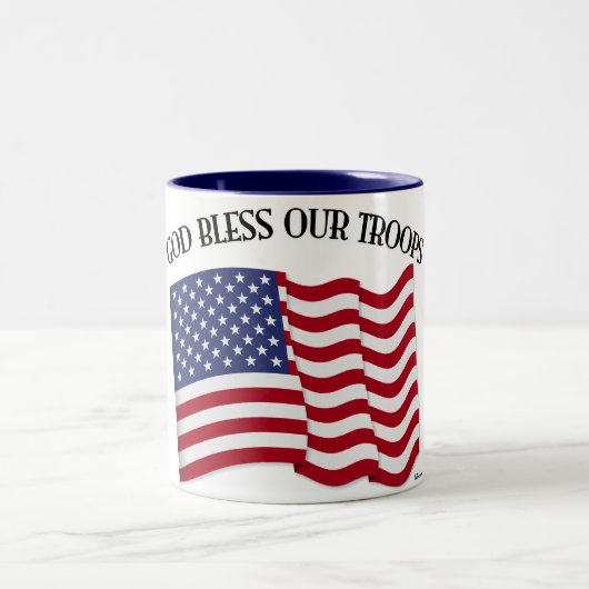 Gott segnen unsere Truppen mit US-Flagge Zweifarbige Tasse (Mittel)