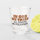 Gott vertrauen wir allen anderen, die wir polygrap schnapsglas (Vorderseite)