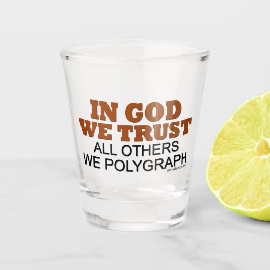 Gott vertrauen wir allen anderen, die wir polygrap schnapsglas (Vorderseite)