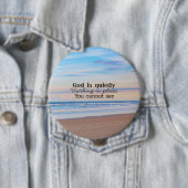 Gott wirkt christliche Typografie Biblisch Button (Beispiel)