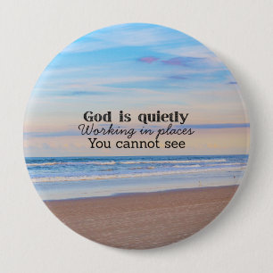 Gott wirkt christliche Typografie Biblisch Button
