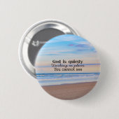 Gott wirkt christliche Typografie Biblisch Button (Vorne & Hinten)