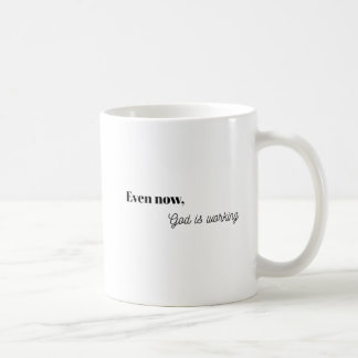 Gott wirkt Christliches Typografie-Design Tasse
