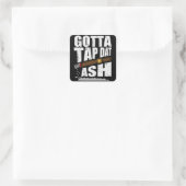 GOTTA STICH DAT ASH FUNNY CIGAR QUOTE QUADRATISCHER AUFKLEBER (Tasche)