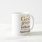 Gottes Gnade wird durch Hingabe freigesetzt Bibelv Kaffeetasse (VorderseiteRechts)