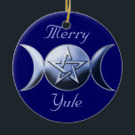 Göttin-Symbol-Baum-Verzierungskreis Keramik Ornament<br><div class="desc">Dreifaches Göttinsymbol, drei Mondphasen. Vollmond mit Pentagram, dem Einwachsen und abnehmendem Mond. Mystisches, lichtdurchlässiges Blau auf Schwarzem. Womankind, Mutter, Mädchen und alte Frau. Geschenk für Wiccans und Neo-Heiden.</div>