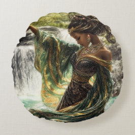 Göttin verzaubern durch magischen Wasserfall Rundes Kissen