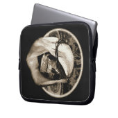 Göttlicher Verfall - Gothic Design Laptopschutzhülle (Vorderseite Links)