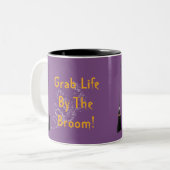 Grab Life by Broom Halloween Tasse (Vorderseite Links)