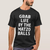 Grab Life by Matzo Balls Funny Pessach Jude T-Shirt (Vorderseite)