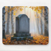 Grabstein auf einem nebligen Herbstfriedhof Mousepad (Vorne)